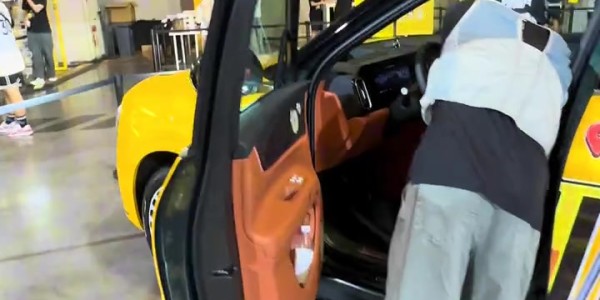 星空娱乐-影响力十足！库里中国行现场参观问界汽车 球迷随后排起长队