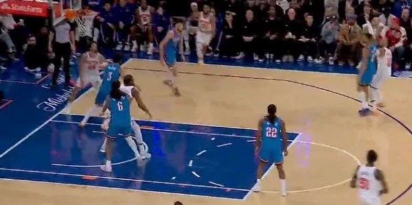 星空体育-布伦森强投三分颠进篮筐，尼克斯两节时间落后两位数后追平