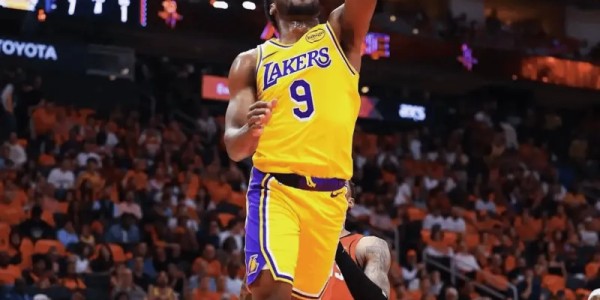 星空体育-美媒：布朗尼20年前陪詹姆斯采访，20年后接詹姆斯妙传空接