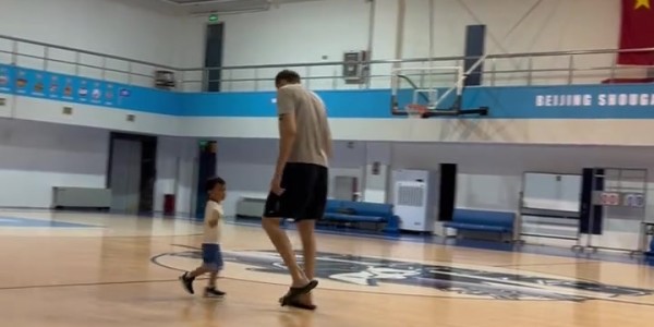 星空体育-周琦带儿子训练：给糊糊上强度 结果涂涂觉得不如哥哥气哭了