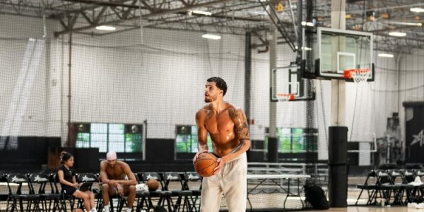 星空娱乐-小波特社交媒体展示训练成果 肌肉线条凸显专业实力