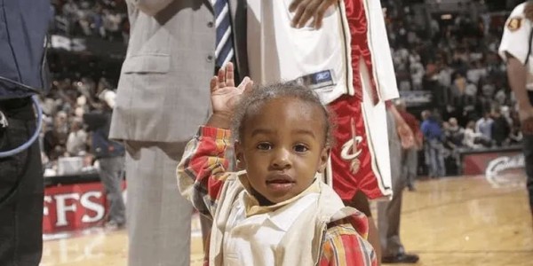 星空体育-美媒：布朗尼20年前陪詹姆斯采访，20年后接詹姆斯妙传空接