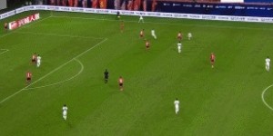 星空体育-扳回一个！李帅机敏反越位甩头破门，海港仍客场1-3落后蓉城