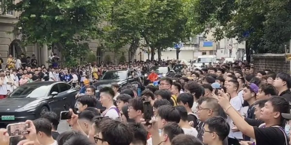 星空体育-人满为患！詹姆斯即将抵达活动地 现场挤满球迷