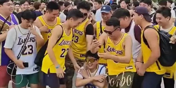 星空娱乐-瑟瑟发抖！詹姆斯中国行现场有球迷穿库里球衣