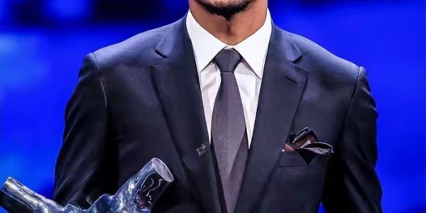 34岁铁人范戴克，英超第一中卫之争竟被他“踢”成连续剧？|约翰·特里|格拉文贝尔奇|利物浦|C罗|特里_新浪体育_新浪新闻