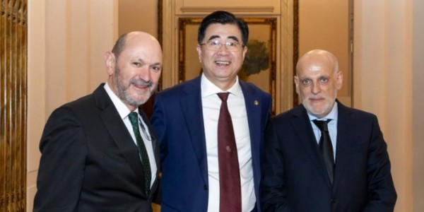 特巴斯：国足和中超都需要跻身世界前10 约60%的中国人都是足球迷